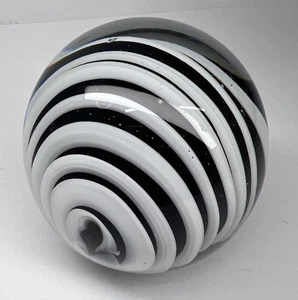 Dynasty Gallery großer 4" dekorativer schwarz & weißer Rollwirbel Glas Briefbeschwerer - Bild 1 von 9