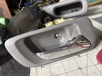 Manija de puerta interior derecha Honda Accord 2002 sedán Foto 1 de 2