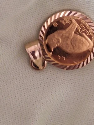 ISLE OF MAN 1990 N.Y ALLEY CAT 1/25 OZ 24 KARAT GOLD IN 14 KARAT ROPE PENDANT - Image 1 of 4