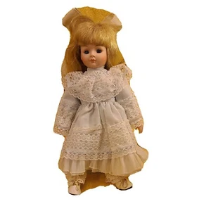 Vintage Porzellan Puppe mit Ständer 14" groß Brinn's 1990 in weißem Kleid blonde Haare - Bild 1 von 12