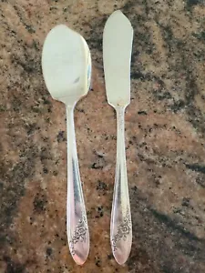 Butter & Relish Serving Knives Oneida Community Tudor Silver Plate QUEEN BESS II - Picture 1 of 6