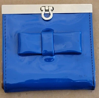 Cartera estilo vintage de charol azul con interior multicolor Foto 1 de 4