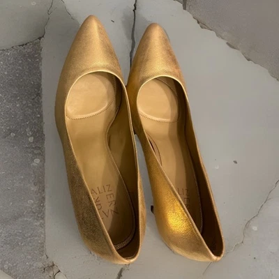 Zapatos planos Naturalizer dorados talla 9,5 para mujer Foto 1 de 4