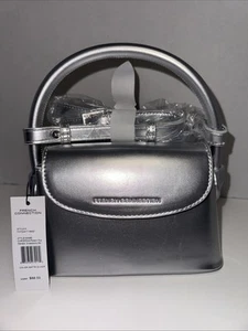 Cartera pequeña plateada French Connection nueva con etiquetas, tapa de charol Christina, bandolera con asa - Imagen 1 de 6