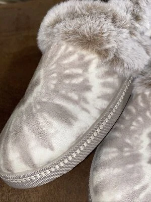 Zapatilla Skechers Acogedora Fogata Dormir Fiesta Tie Dye Taupe Interior Exterior 6 Foto 1 de 4