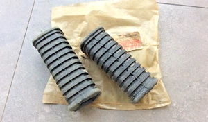 YAMAHA RXZ RXZ135 REAR FOOTREST COVER SET (QTY.2) NOS 55G-F7433-00 - Picture 1 of 6