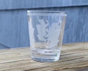SCHOTTLAND SCHNAPSGLAS KLARGLAS MIT MATTIERTEN LANDBILDERN - Bild 1 von 8