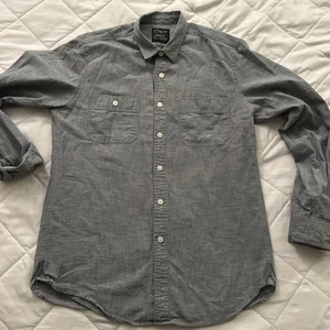 J Crew Shirt Mens Medium Blue Lightweight Chambray Button Up Work Wear Pocket - Picture 1 of 5