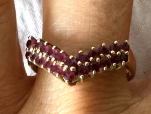 Anillo vintage de oro amarillo de 14k y espinela con racimo de rubí en forma de V talla 8 - Imagen 1 de 11