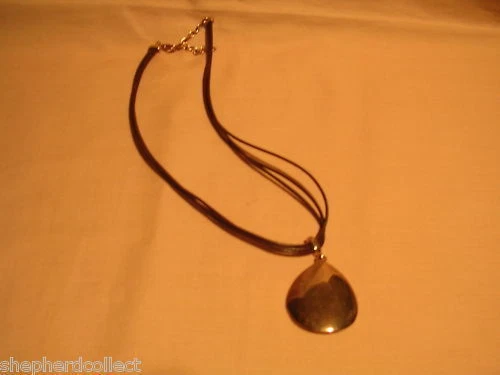 Collar Monet con Colgante de Oro y Correa de Cuero 8" Foto 1 de 1