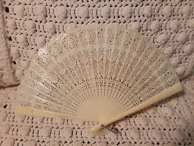 Abanico de mano de plástico plegable vintage recortado con tema de pájaro Foto 1 de 4