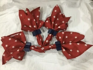 Pfaltzgraff Serviettenringe blau Stern #5084564 mit 4 Servietten rot mit weißen Sternen - Bild 1 von 11