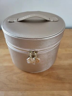 TOTALMENTE NUEVO Estuche de Maquillaje Cosmético Grande Redondo Dorado Bobbi 8" X 6" h Foto 1 de 4