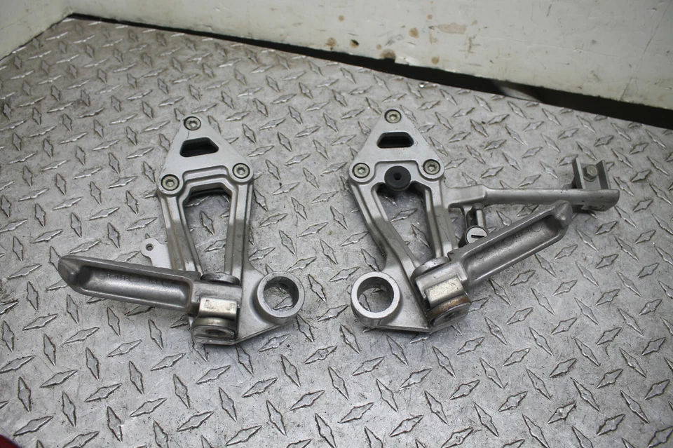 87 88 89 90 KAWASAKI ZX750 ZX 750 F PASAJERO TRASERO JUEGO ESTRIBERAS IZQUIERDA DERECHA  Foto 1 de 4