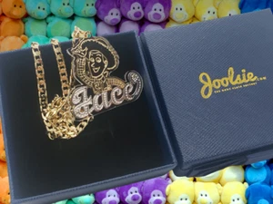 PERSONALISIERTE 14K VERGOLDET NAMENSSCHILD KETTE HALSKETTE JEDE Figur JEDE Farbe - Bild 1 von 4