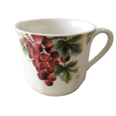 Taza plana de uva vintage ROYAL DOULTON 2 7/8" Foto 1 de 4