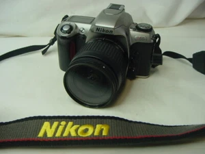 CÁMARA DE PELÍCULA SLR NIKON N65 con LENTE NIKON AF NIKKOR 28-80 MM CON CORREA - Imagen 1 de 6