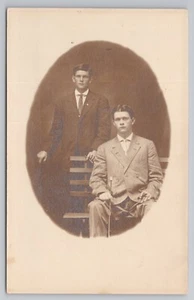 RPPC Retrato de dos hombres en trajes con bastones postal - Imagen 1 de 2