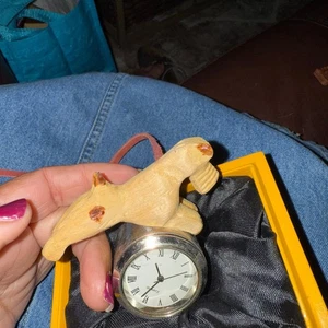 Unikat handgeschnitzte Holz Hund "Wachhund" Figur Tischuhr mit Quarzwerk - Bild 1 von 4