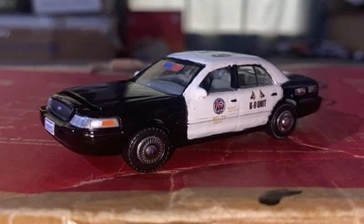 Kitbash 1/64 Ford Police Interceptor Los Angeles Police Dpt LAPD K9 UNIDAD DE PANDILLAS Foto 1 de 4