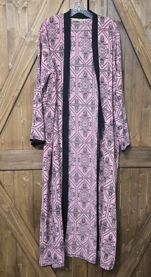 Bata Abaya Egipcia De Colección Rosa y Negra Estampado Geométrico Plumero Frente Abierto Defectuosa Foto 1 de 4