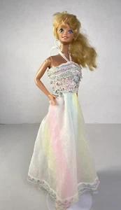 Barbie Buon Compleanno Mattel 1980 #1922 Vestito Arcobaleno Originale - Bambola Vintage - Foto 1 di 22