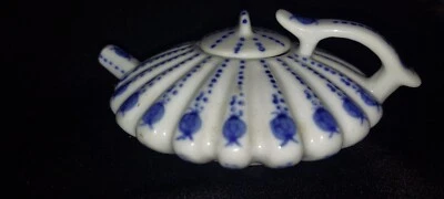 Tetera plana pequeña Bombay patrón de flor de loto blanco y azul Foto 1 de 4