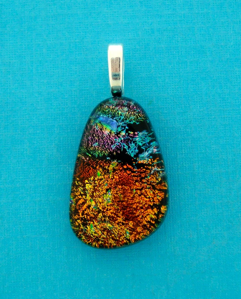 COLGANTE CRISTAL DICROICO, COBRE, NARANJA, AZUL N ROJO OSCURO, FIANZA PLATEADA Foto 1 de 1