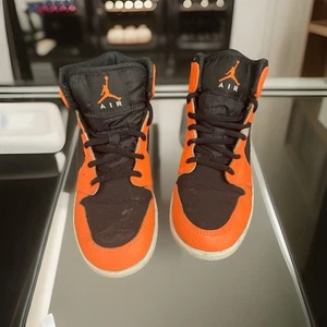 Nike ☑️Air Jordan 1 Mid ⚫️ “Black ConeLight Bone”🟠niños👟Talla 5y [554725-062] - Imagen 1 de 9