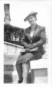 CHARACTER STUDY Found Photograph bw WOMAN Original Portrait VINTAGE 011 15 C - Imagen 1 de 1
