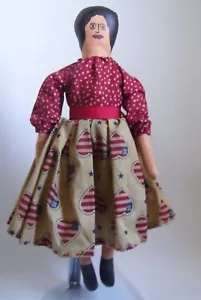 Muñeca de arte primitivo femenina con estampado patriótico falda paño y papel maché nueva  - Imagen 1 de 10