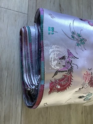Chinesische Kunstseide - Silber mit Motiv, Rückseite farbig gestreift, Meterware - Bild 1 von 4