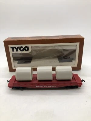 HO Scale Great Northern Flat Car With Culvert Pipes 8/12 - Image 1 of 4