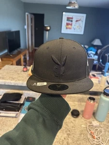 2023 Playboy Magazin bestickt Hase limitierte Auflage eng anliegende Mütze Kappe 7 3/8 NEU - Bild 1 von 8