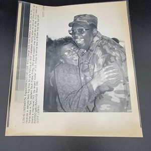 US Troops Home AP Leaf Desk Press Photos Gulf War 1991 Lakenheath England - Picture 1 of 4