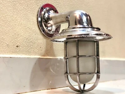 90 DEGREE ALUMINUM BULKHEAD WALL LAMP FIXTURE WITH DEFLECTOR SHADE & WHITE GLASS Foto 1 de 4