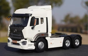 Trattore in scala 1/24 SINOTRUK HOHAN bianco pressofuso collezione modello giocattolo regalo - Foto 1 di 8