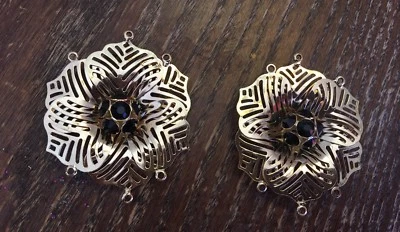 Racimo de diamantes de imitación negros flor abierta grande de metal dorado vintage 3 cuelgan focales  Foto 1 de 4