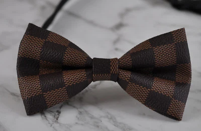 Nuevo Hombres Café PVC Moda Rejillas Patrón Cuero Brillante Pajarita Boda Fiesta Foto 1 de 4