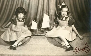 1952 Portrait of Two Young Girls (sisters) with a Ship - Signed by Photographer - Picture 1 of 2
