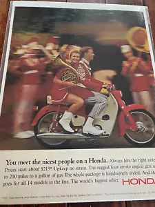 Motocicleta Honda 1966 vintage Meet The Nicest People mujer con bocina francesa anuncio - Imagen 1 de 1