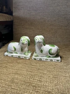 A stunning Pair of 18th century mantle dogs in a lovely green and white colour - Picture 1 of 3