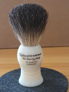 Cepillo de afeitar Taylor of Old Bond Street Pure Badger | Mango pequeño estilo marfil - Imagen 1 de 3
