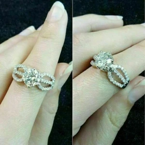 Fede Nuziale Fidanzamento Moissanite Taglio Tondo 2,30Ct Placcata Oro Bianco Massiccio 14K - Foto 1 di 2