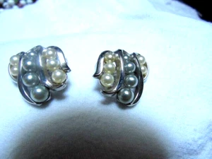 Vintage Trifari 2 Tone Pearls Clip Earrings Grey White - Picture 1 of 4