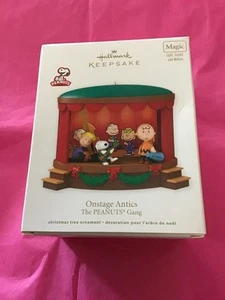 Hallmark Andenken Ornament 2012 Onstage Antics Peanuts Gang Magic Light Sound DB - Bild 1 von 1
