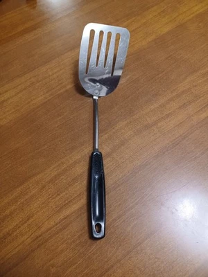 Espátula giratoria de cuatro ranuras cromada Foley EE. UU. mango negro (en apuros) Foto 1 de 4