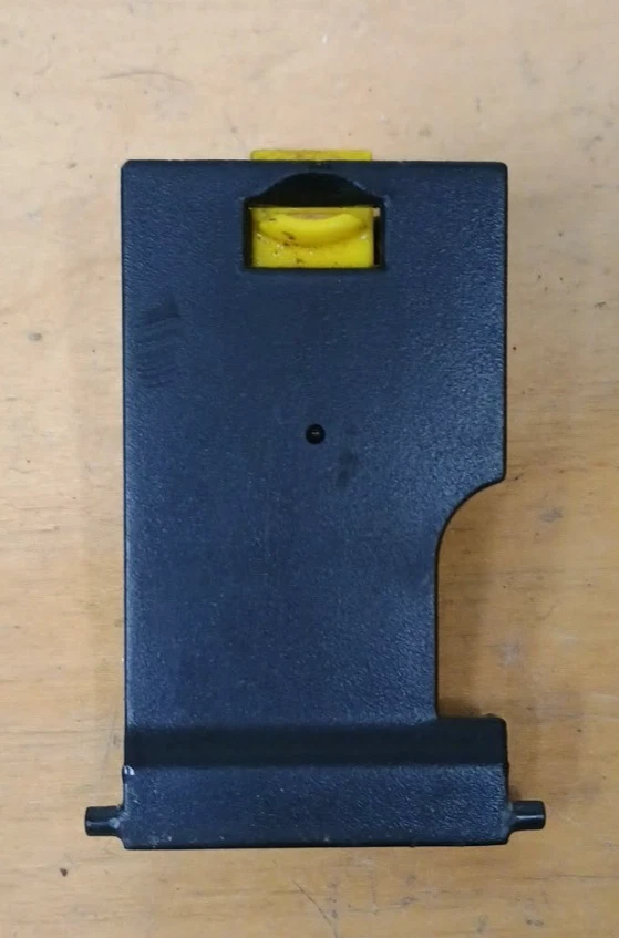 Rubbermaid PH15 Aspirador Comercial Doble Motor (CUBIERTA DE ENTRADA INFERIOR) Foto 1 de 4