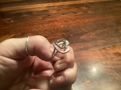 Anillo de diseño de diamantes en blanco y negro en doble corazón Foto 1 de 4