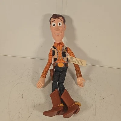 迪士尼皮克斯 Thinkway 玩具总动员伍迪拉绳会说话 15 英寸娃娃无帽子工作 — 第 1/4 张图片